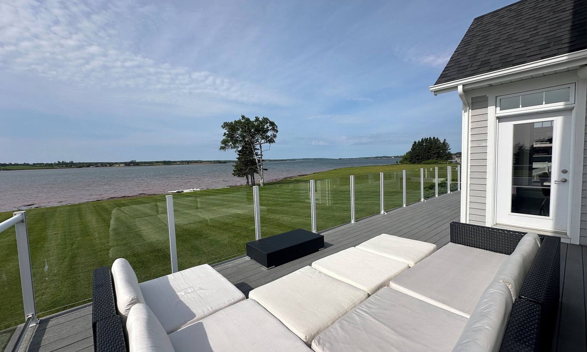 Cornwall House | Executive Water Front Home With Steps To Water, 15 Mins to Downtown