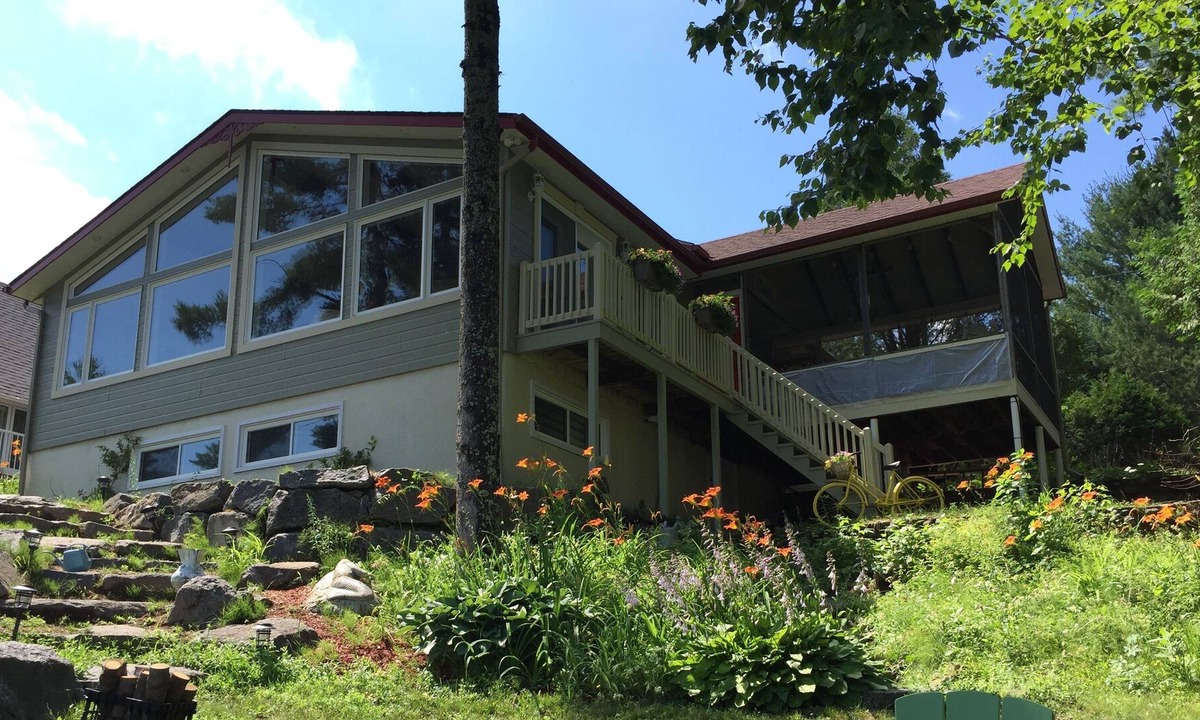 Saint-Alexis-des-Monts Ski Chalet | Family chalet directly on the edge of the lake.