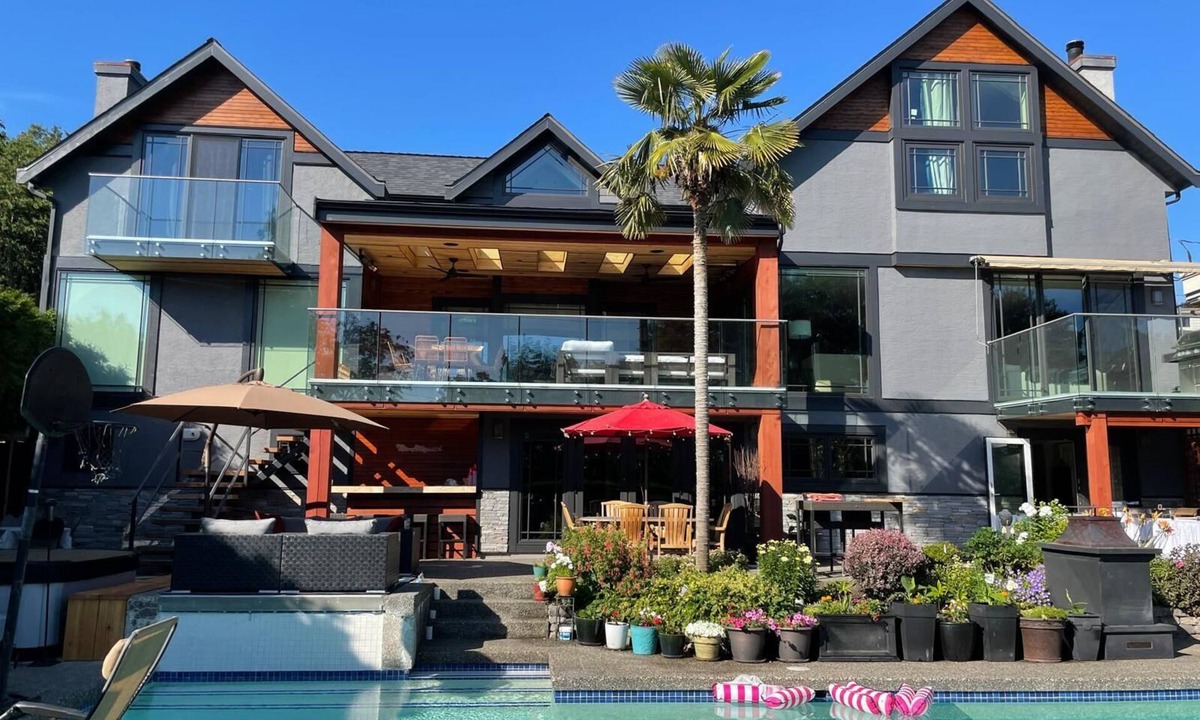 Kerrisdale House | MAJOR INTERNATIONAL SPORTING EVENT! RESORT STYLE LIVING Pool, hot tub, gym, cold plunge, sauna 4 Bed sleeps 8