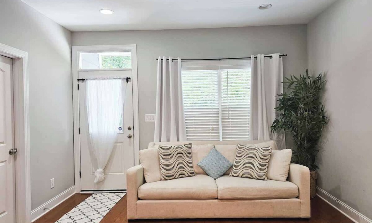 Chapel Hill House | Fire Pit - 4 Min from UNC - 7 Min from Carrboro - Fast Wi-Fi