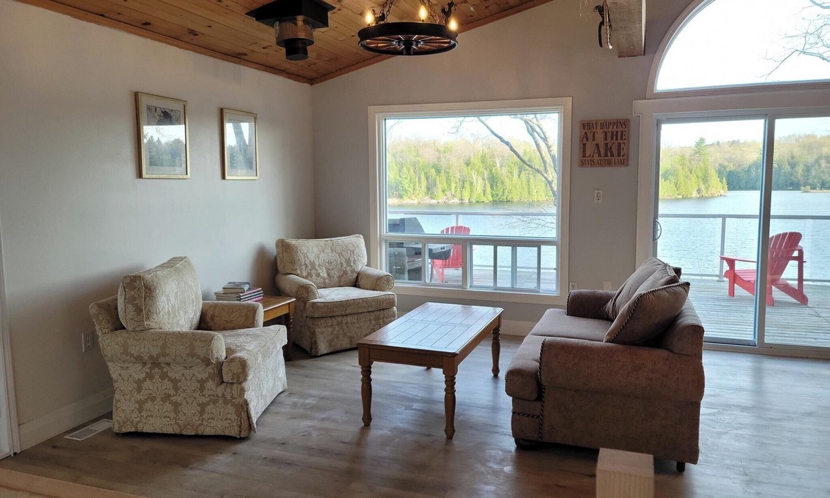 McKellar Cottage | Firefly Hut - Cheerful 6-bedroom cottage with serene beauty