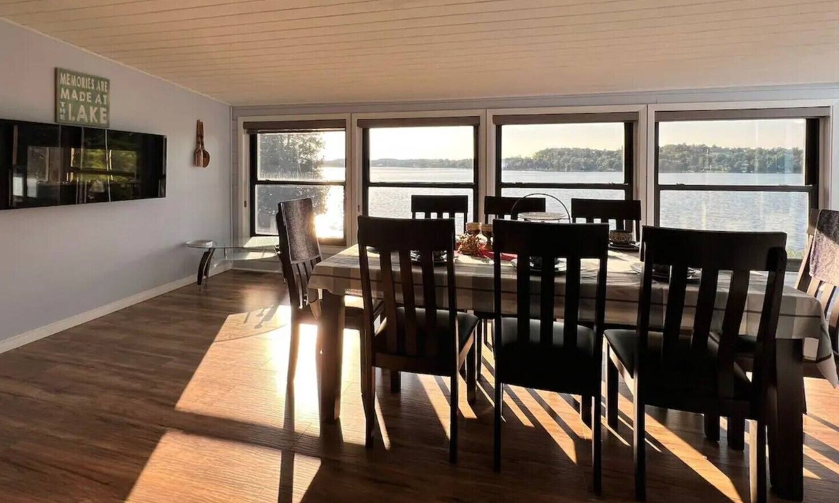 Peterborough House | Four bedroom - Two bathroom family retreat