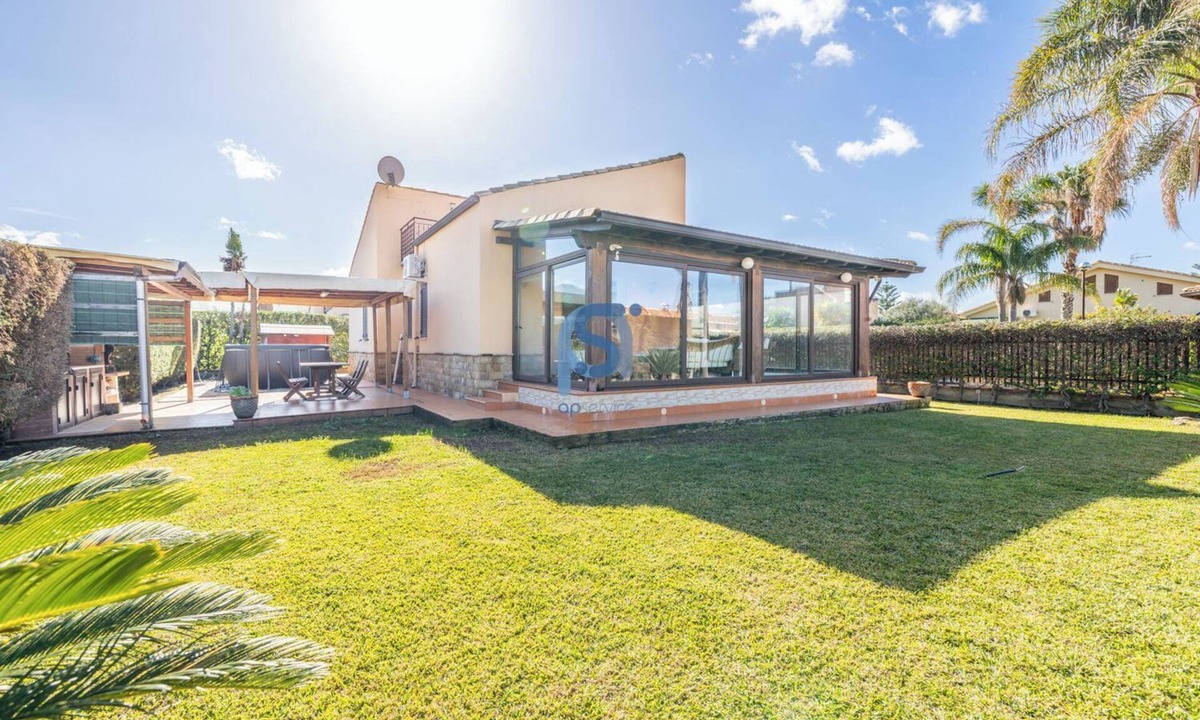 Piana Calzata Apartment | Frank's House, a villa surrounded by greenery with a private pool