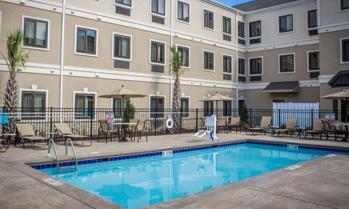Jacksonville Apartment | Free Breakfast Buffet. Pool. Studio w/Kitchen Close to Marine Corps Air Station.
