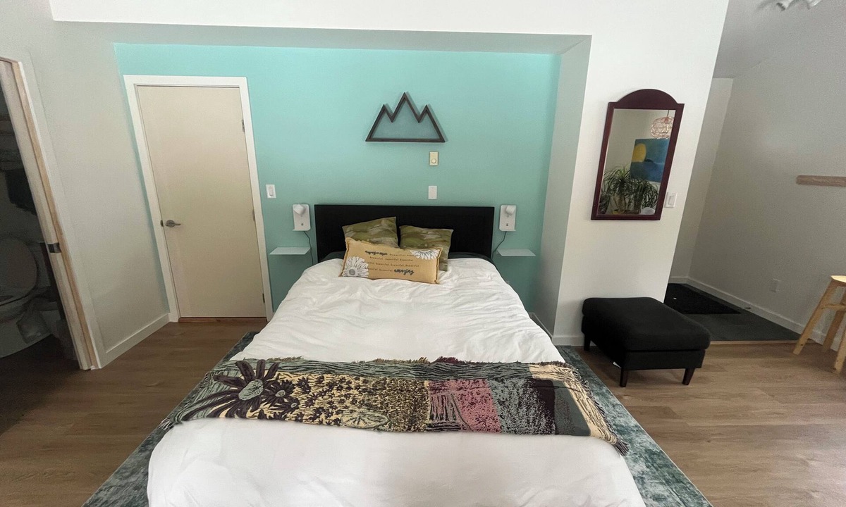 Brackendale Apartment | Fresh and bright studio space close to trails and the highway. Pet friendly