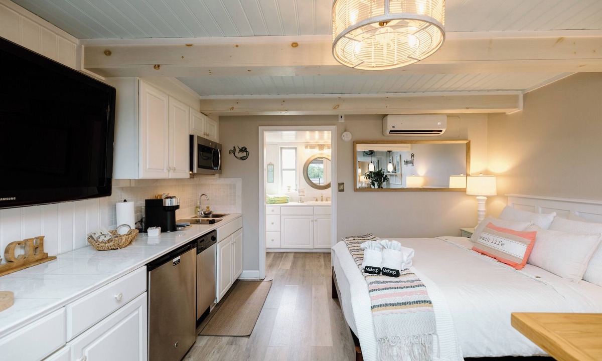 Airlie Condo | Fully Renovated Studio Suite with Full Kitchen and Pool!