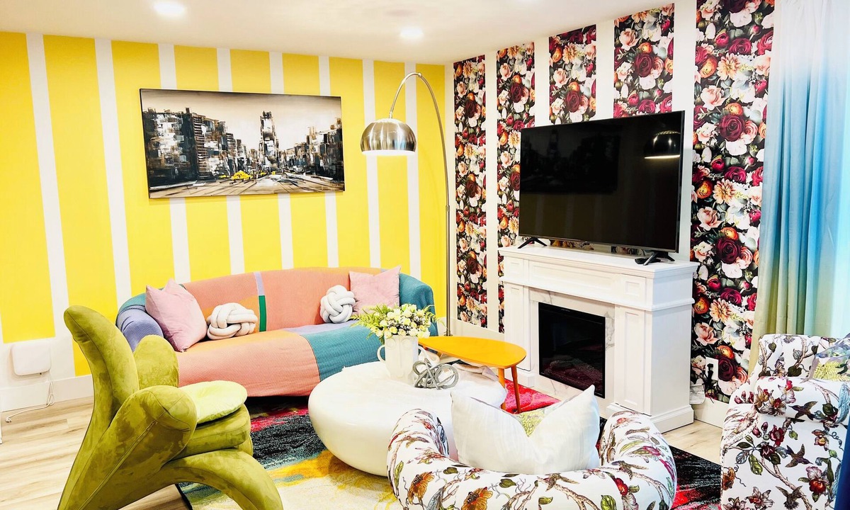 West Edmonton House | Fun Group Stay * A/C * 5Mins to WEM * King Bed * Sleep16 * Crib*