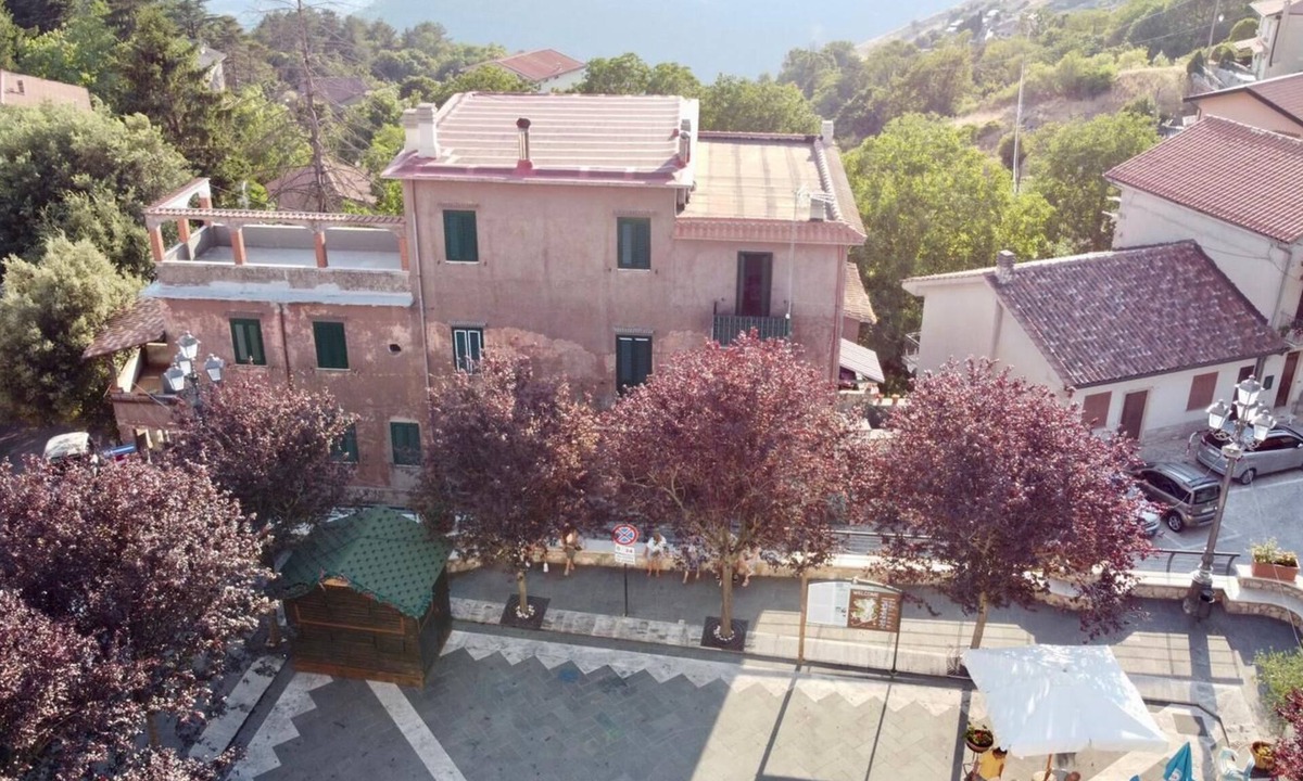 Rocca di Cave Apartment | G-House - Three Bedroom Apartment, Sleeps 5