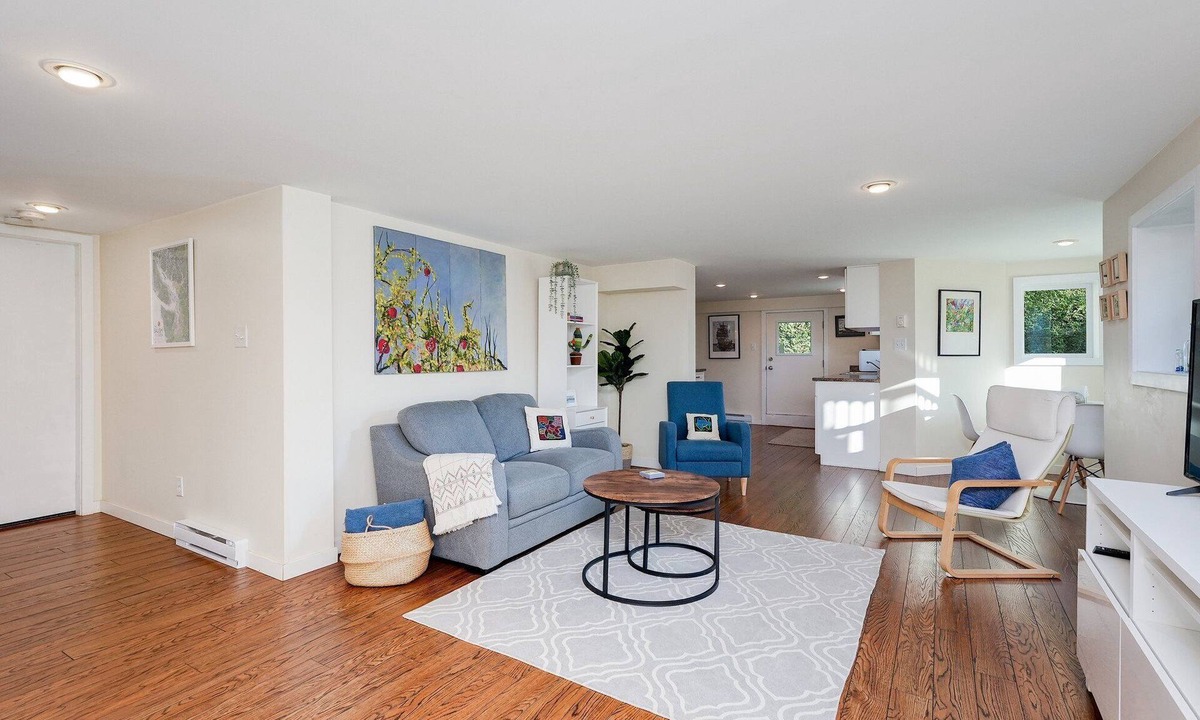 Saanich East House | Gallery Garden - Bright & Art-filled 1-Bedroom Suite by Victoria Prime!