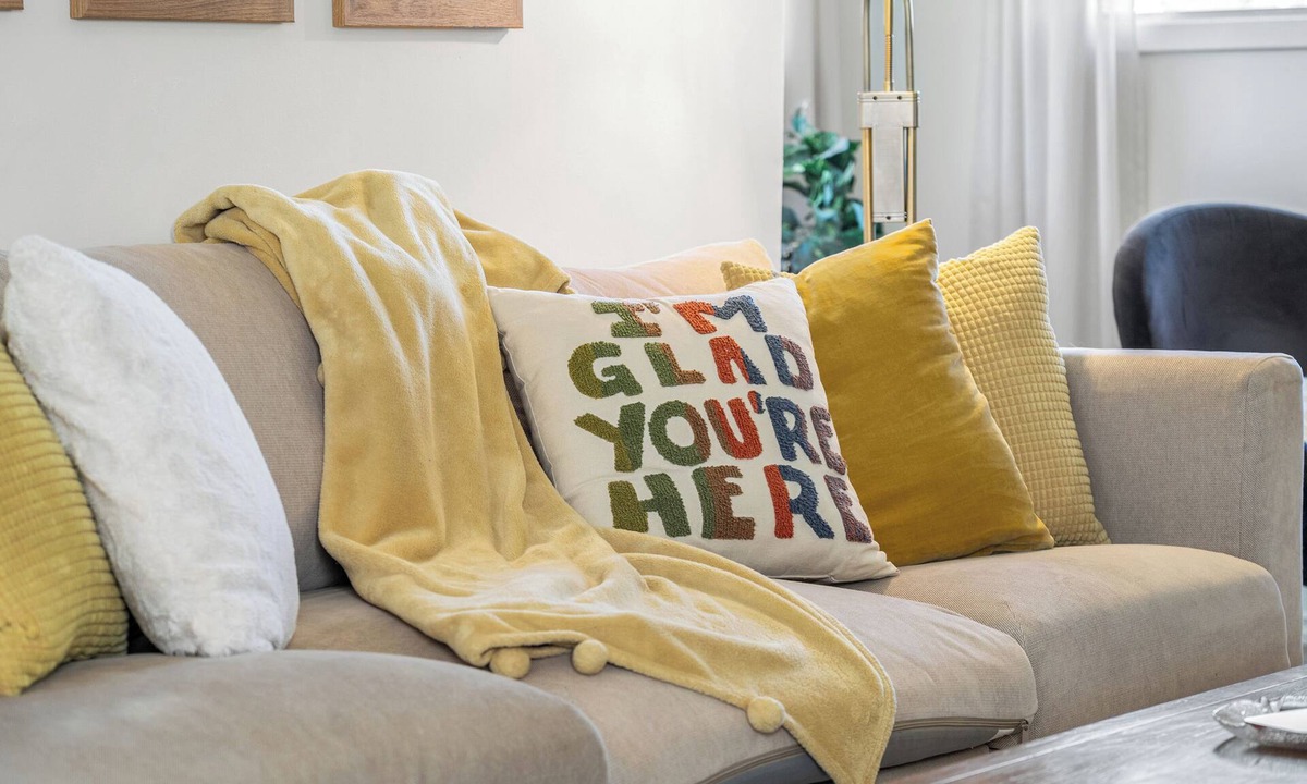 Forest Lawn House | Gather & Stay- whole house, full kitchens, free parking, cozy, 6BR, sleeps 16