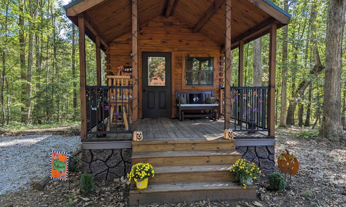 Clayton Cabin | Glamping at Tiny House! Perfect Romantic Cabin Getaway on Horse Farm