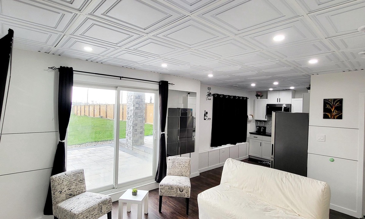 Transcona House | Gorgeous Private- Separate Walkout Suite- Lake View