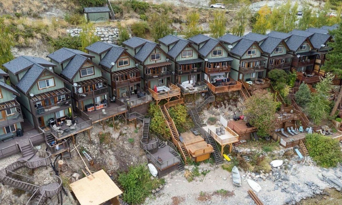 Central Okanagan Cottage | Gorgeous Waterfront cottage in sunny West Kelowna on Okanagan lake