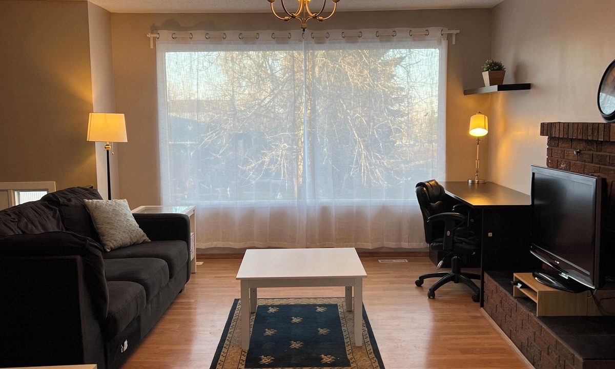 Northwest Calgary Villa | Gorgeous Whole Main floor (2BR Single house)