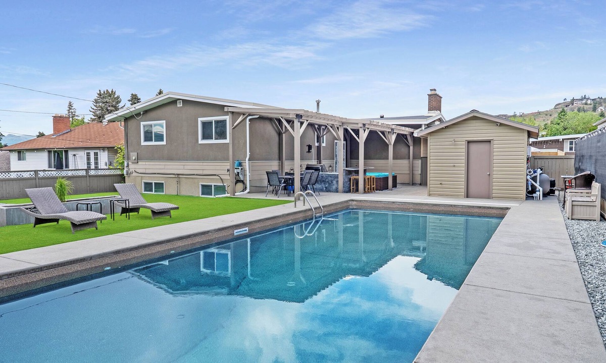 Glenmore House | Grand Oasis Kelowna, Resort-Style Pool, Hot Tub, Sauna 5 Min to Downtown