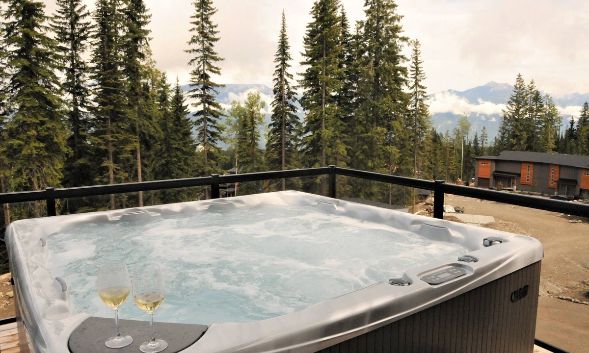 Golden House | Great for large or multiple families. 2 minute walk to ski in/out trail.