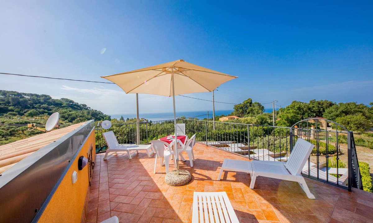 Cefalu Villa | Green Hills House - Large Apt - Wifi- Sea view terrace- Parking pvt