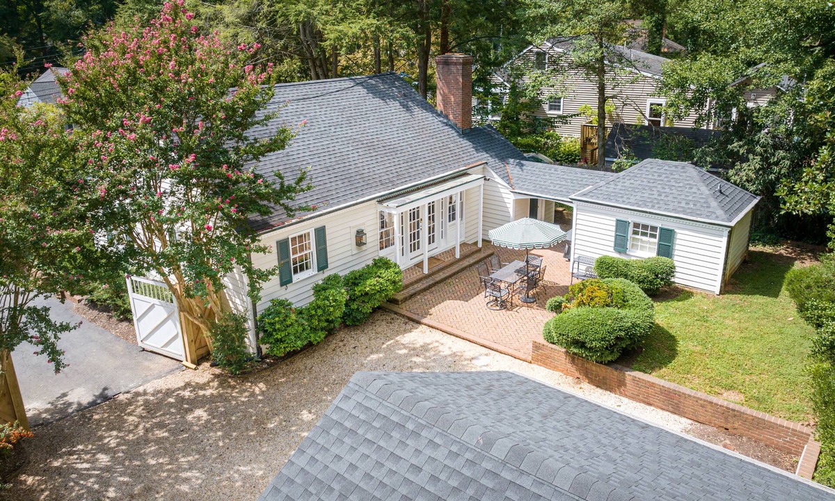 Barracks Rugby House | GreenLeaf | Close to UVA and Downtown, Sleeps 7 with Yard!