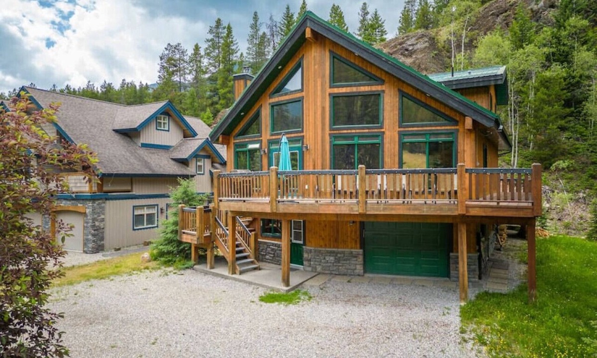 East Kootenay Cabin | Greywolf Lodge | Private Hot Tub | Wood Fireplace