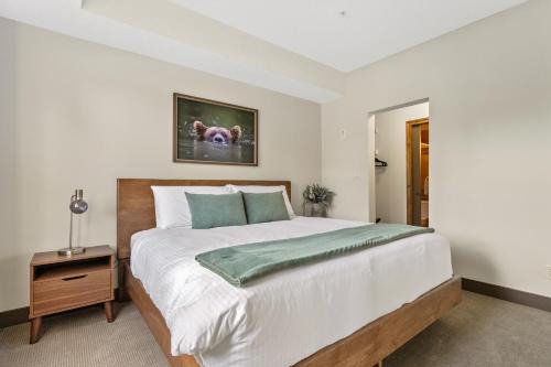 Radium Hot Springs Apartment | Grizzly Springs Outdoor Pool Hot Tub Fireplace