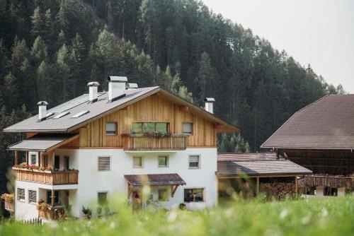 Luson Apartment | Großkarnaiderhof Ferienwohnungen-Bauernhof-Dolomiten-Natur Pur