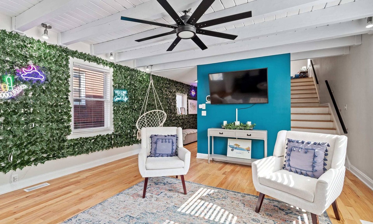 Downtown House | Group-Friendly Stay | Sleeps 17+ | Walk to City