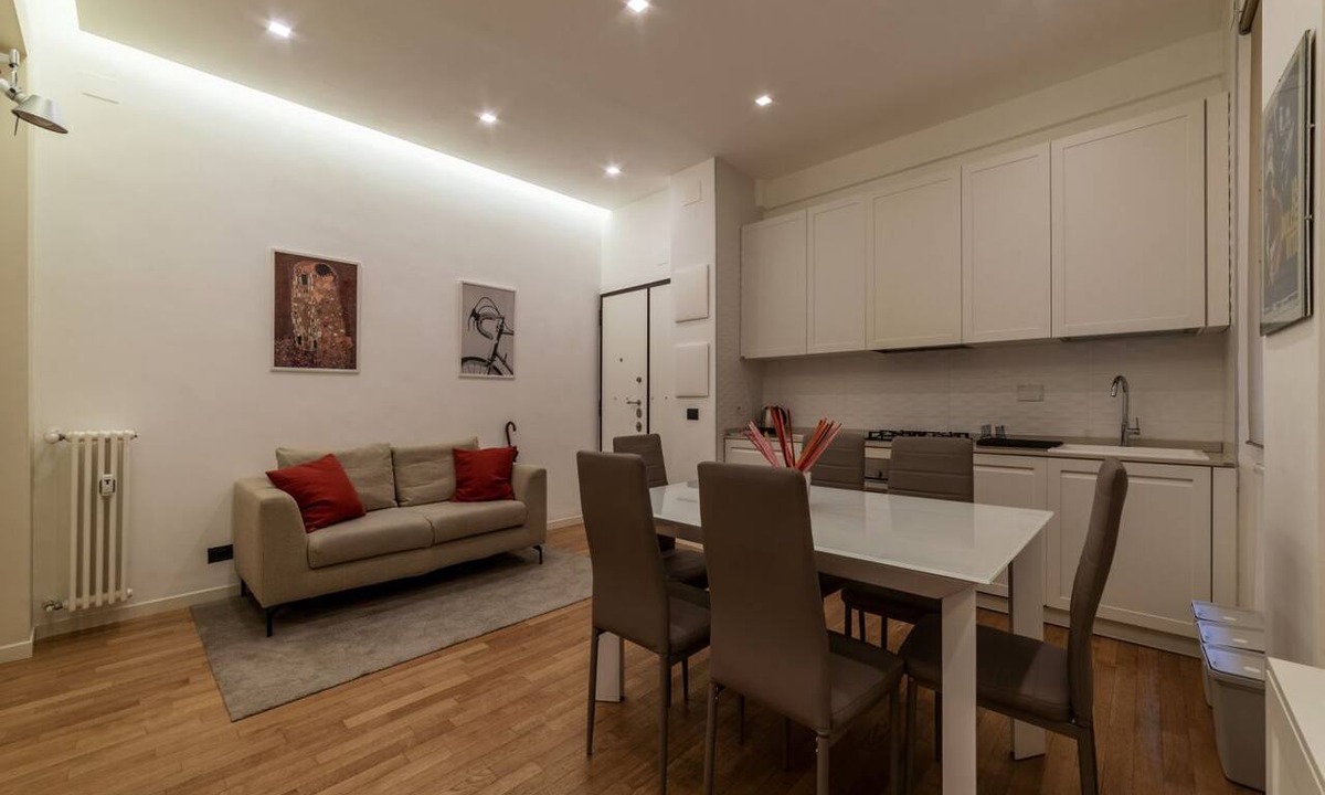 Universita Apartment | GuestHost - Cozy and comfortable 70sqm apartment, able to accommodate up to 3 people, located on the ground floor of a five-story building, less than 5 minutes' walk from the Bologna Metro station and the square of the same name.The apartment is complete