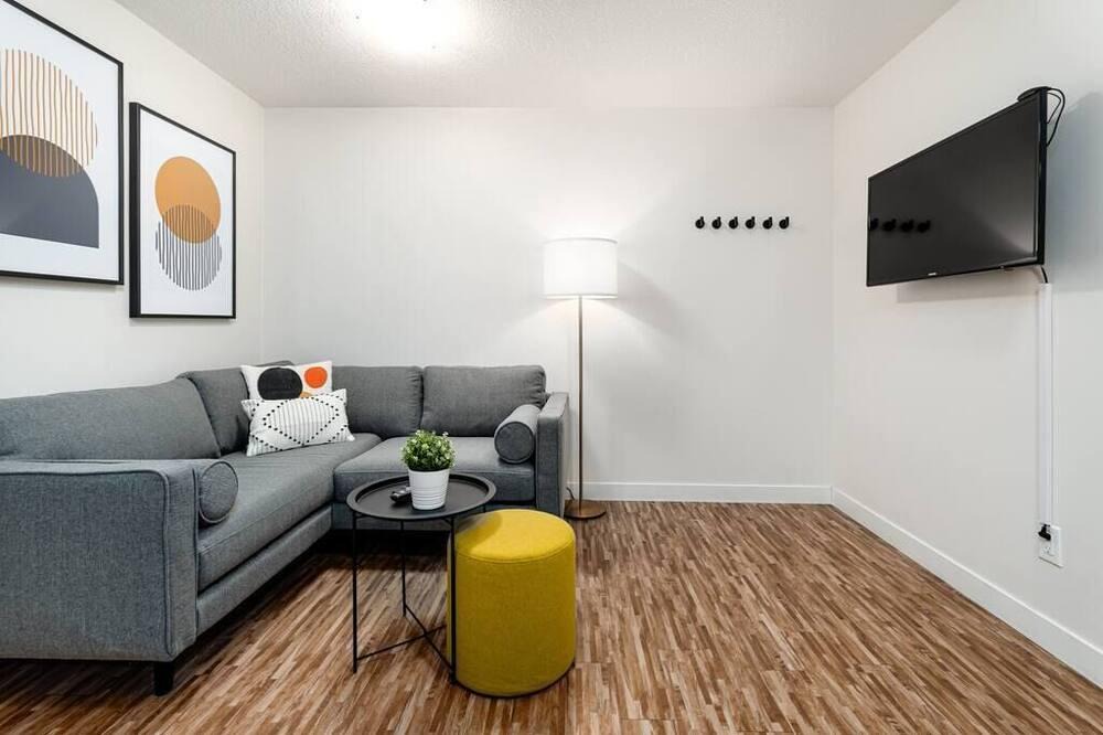 North Central Edmonton Apartment | H2. 2 kings 1 double. Sleeps 6. UG Parking.