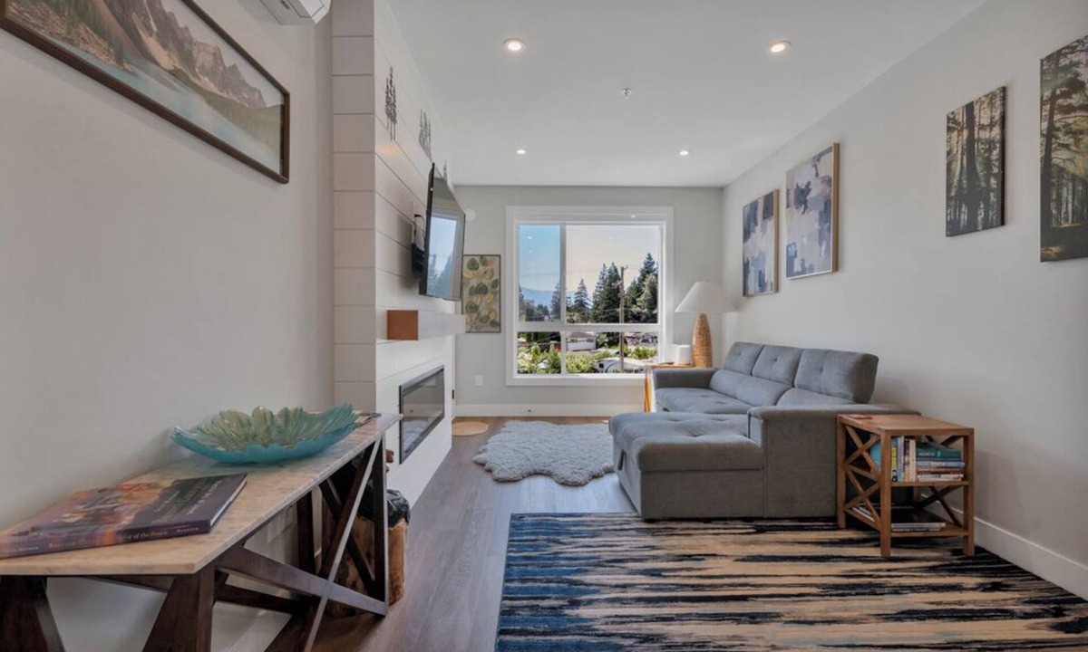 Harrison Hot Springs Apartment | Harrison Hot Springs Lakeside. One Bedroom Apartment, Balcony and Mountain View.