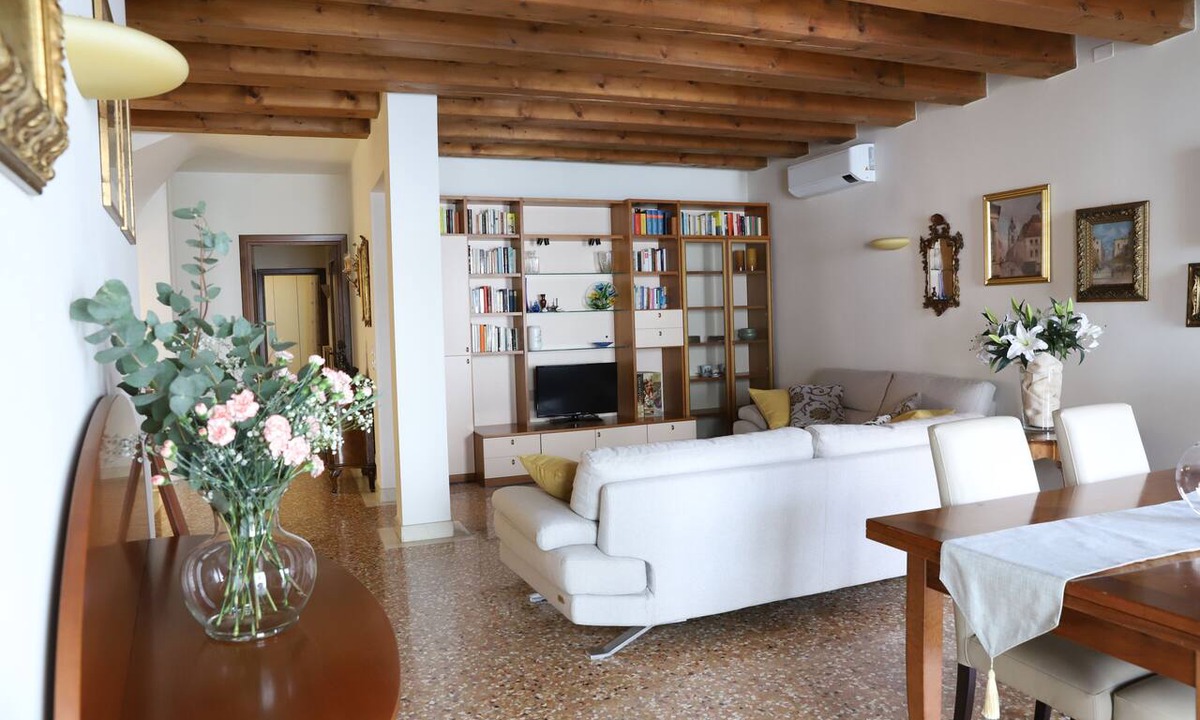 City Center Padova Apartment | Heart of Padua, Elegant apartment on Piazza delle Erbe & Palazzo della Ragione