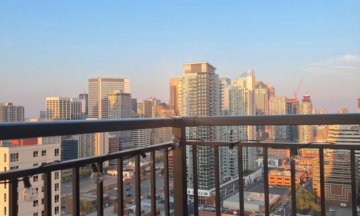 Connaught Condo | High-end Downtown Condo available to rent for short term vacation rentals