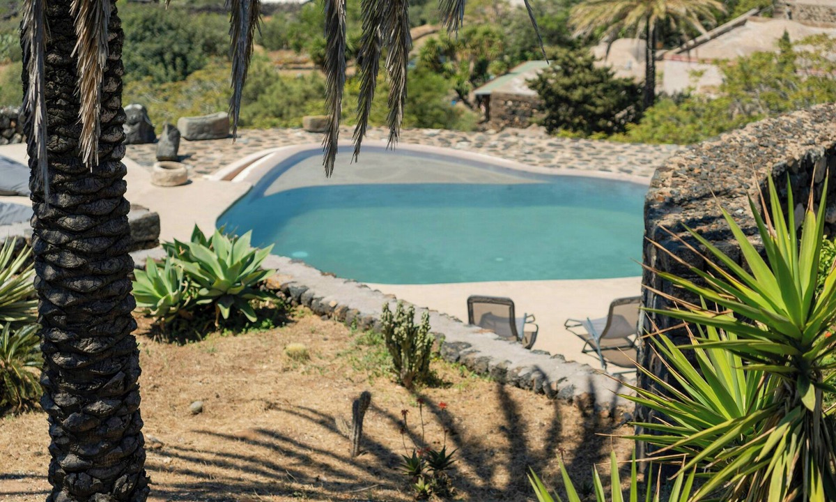 Pantelleria House | Historic dammuso with sunset views in Rekhale