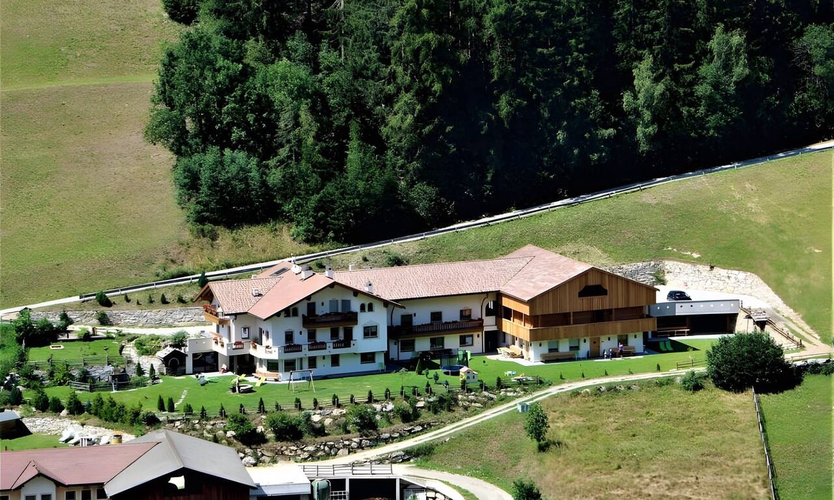Valle Aurina Apartment | Holiday Apartment "Weiße Zinne" with Shared Whirlpool & Garden