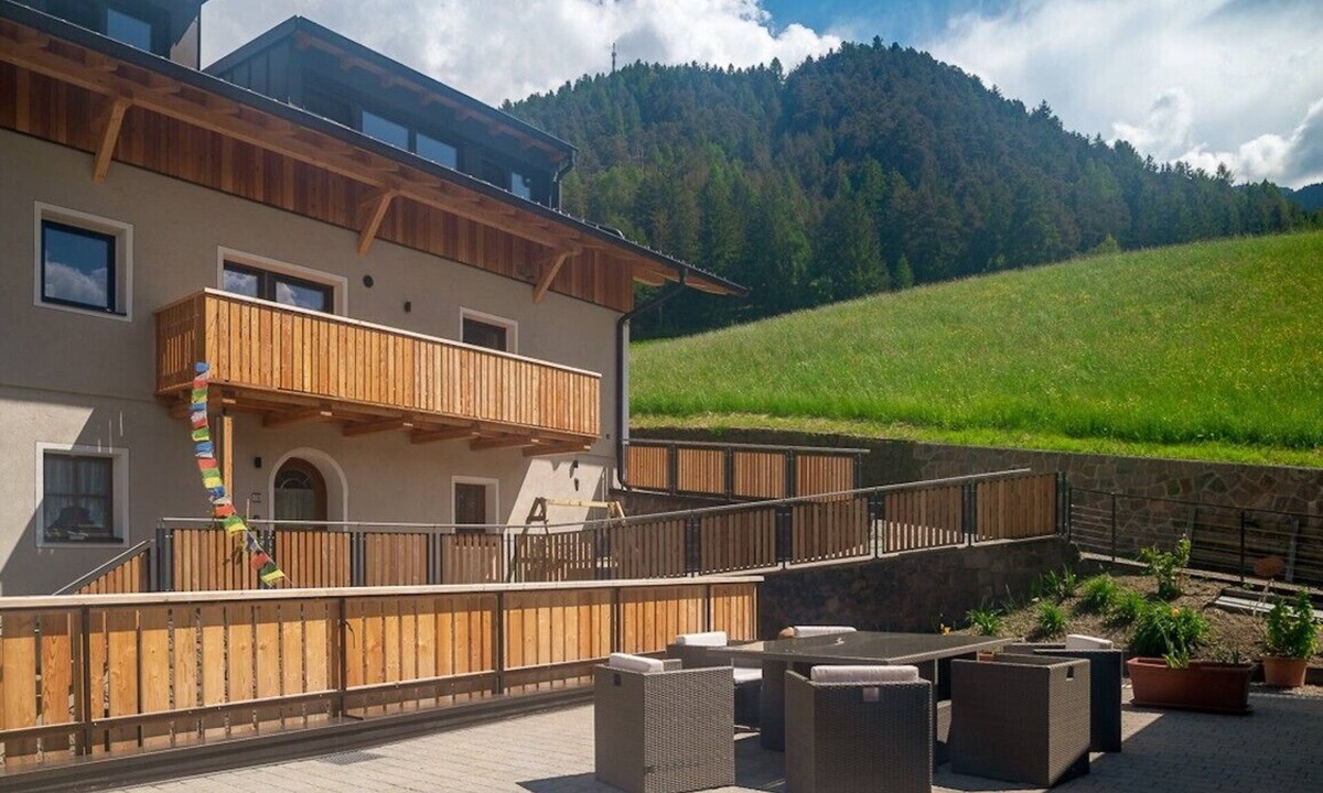 Funes Apartment | Holiday Apartment "Planerhof Apartment Lilie" with Mountain View, Shared Terrace and Wi-Fi