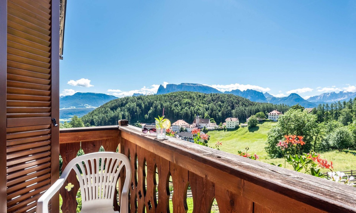 Longomoso Apartment | Holiday Apartment 'Sallrain Hof 2' with Mountain View & Balcony