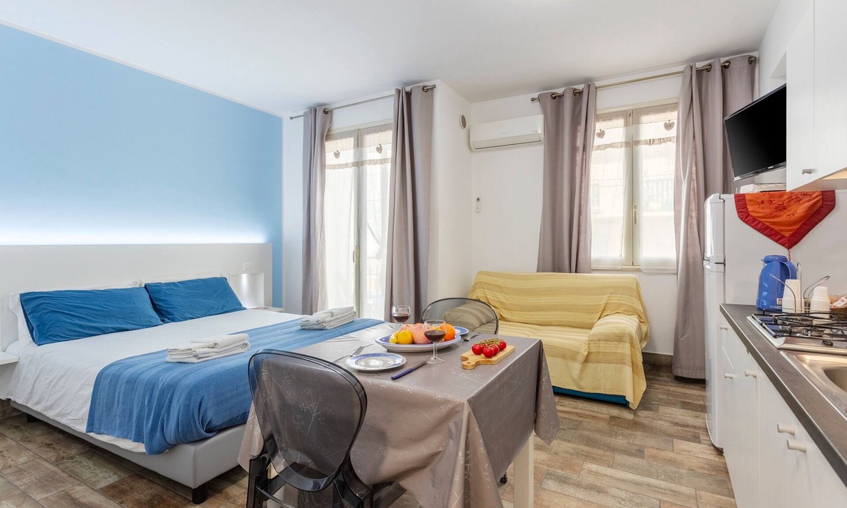 Terrasini House | Holiday Home 'Casavacanzefranca - 14' with Balcony, Wi-Fi and Air Conditioning