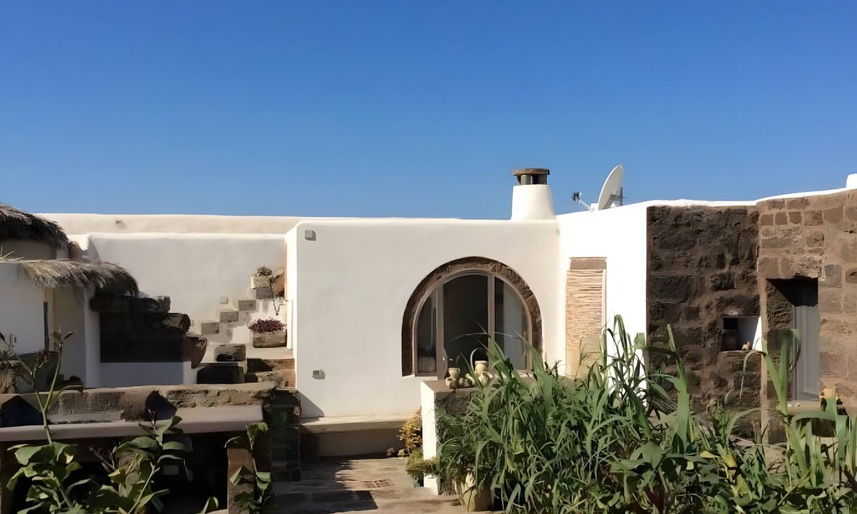 Pantelleria House | Holiday Home 'Dammuso Civulia Pantelleria' with Private Terrace, Wi-Fi and Air Conditioning