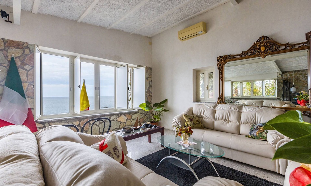 Caronia House | Holiday Home 'Casa Eolo' with Sea View, Wi-Fi and Air Conditioning