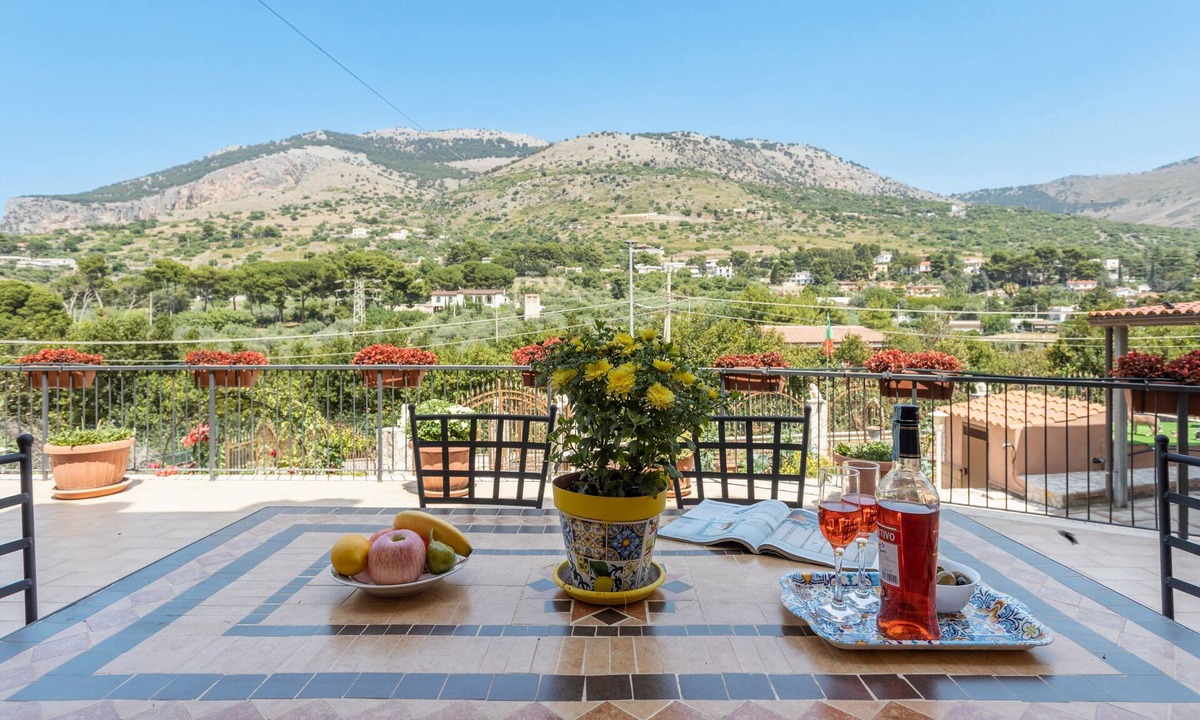 Torretta House | Holiday Home 'Villa Salvatore' with Mountain View, Terrace and Wi-Fi