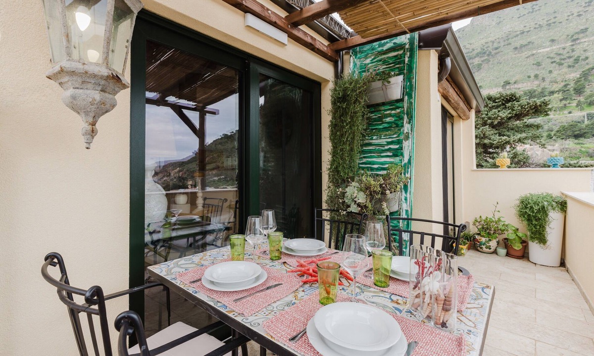 Castellammare del Golfo House | Holiday Home 'Casa Mauro E Robi Attico Faraglioni' with Private Terrace, Wi-Fi and Air Conditioning