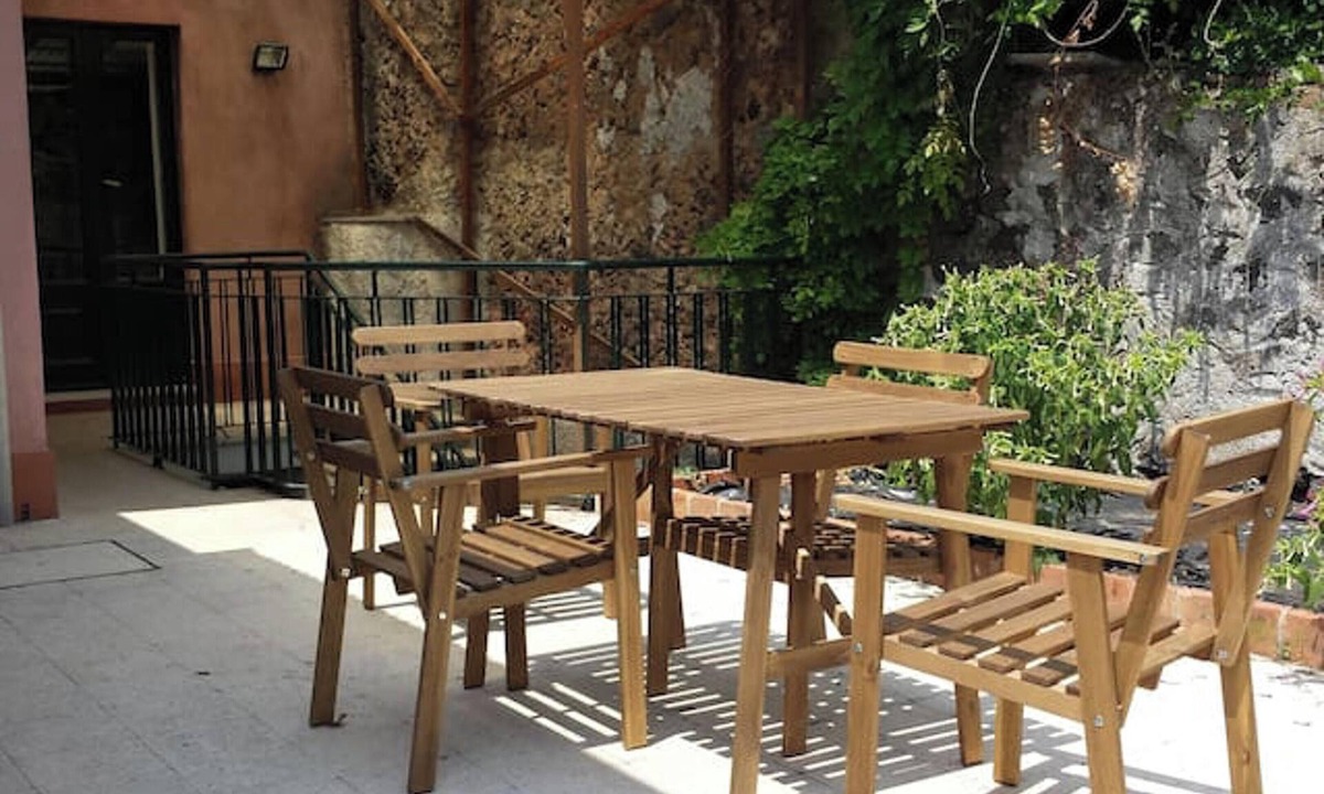 Pedara House | Homerez - Comfortable house in Pedara with parking included.