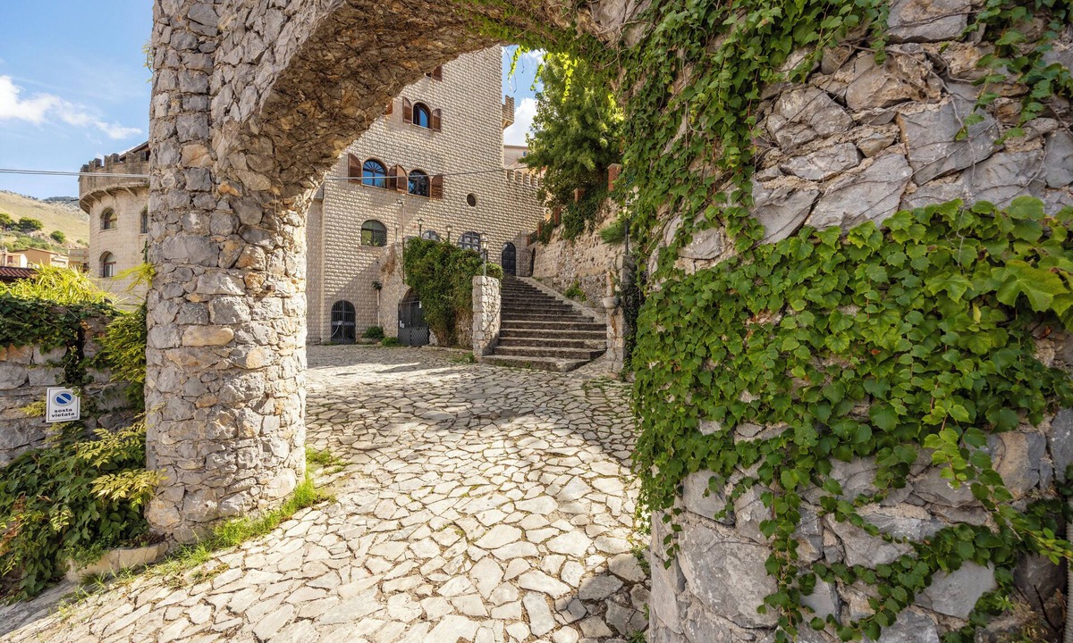 Montelepre Hotel | Hotel Castello di Giuliano