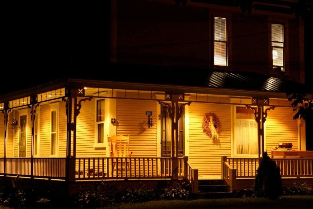Barnston-Ouest Ski Chalet | House & loft, pool table, ping-pong, fireplace, AC