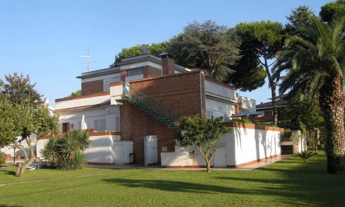 Anzio Villa | House with garden close the beach