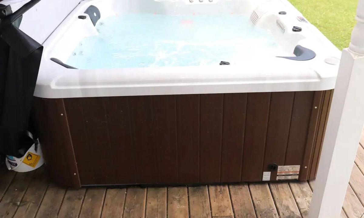 Port Stanton Cottage | Huge lakefront room, pool, hottub, sauna #10