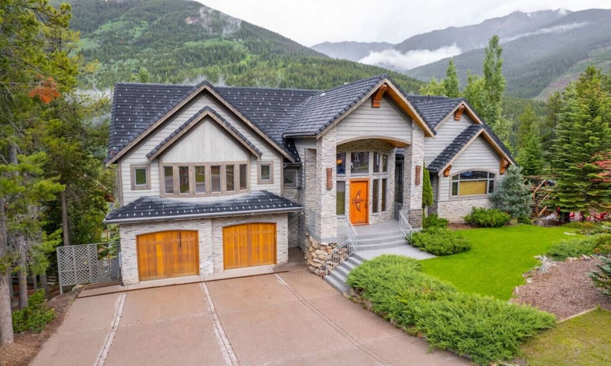 Panorama Ski Chalet | ICONIC Eagle Lodge | Pool + Private Hot Tub | Ski In/Out – CLOSEST House to Hill