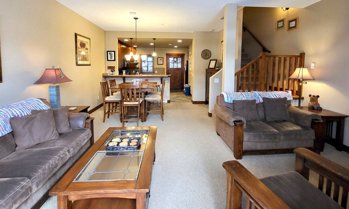 Sun Peaks House | Incredible multi level 2 bedroom + den townhouse, close to ski run