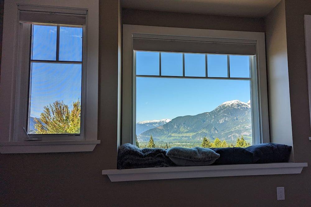 Garibaldi Highlands House | Incredible views in Mountain biking paradise, Squamish BC available Nov / Dec.