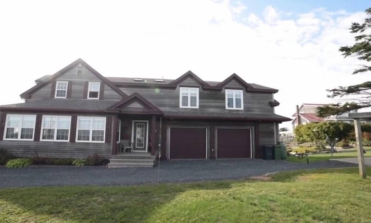 North Rustico House | Indulge in Coastal Luxury: Unforgettable Waterfront Getaway! Multiple Families!