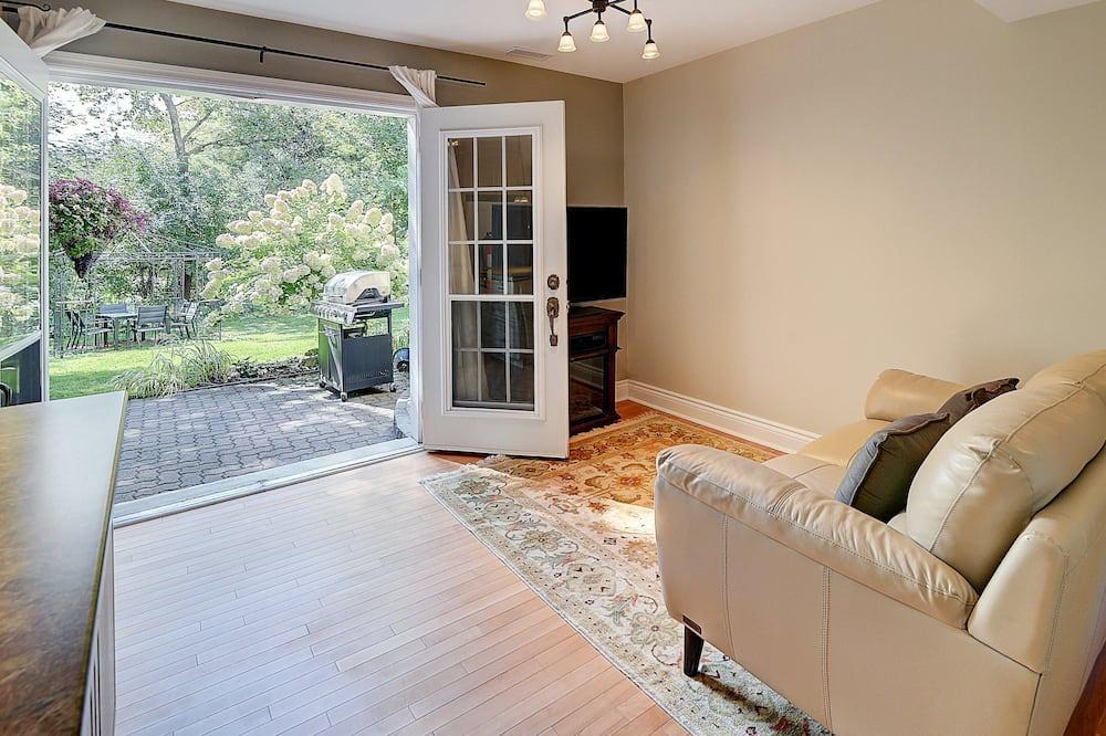 Baie-D'Urfe House | Intergenerational 3 bedroom 1 bathroom